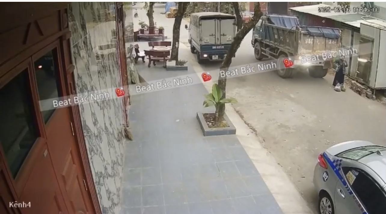 Ảnh thu nhỏ của Một phút bất cẩn anh tài xế lùi xe khiến chị gái of line