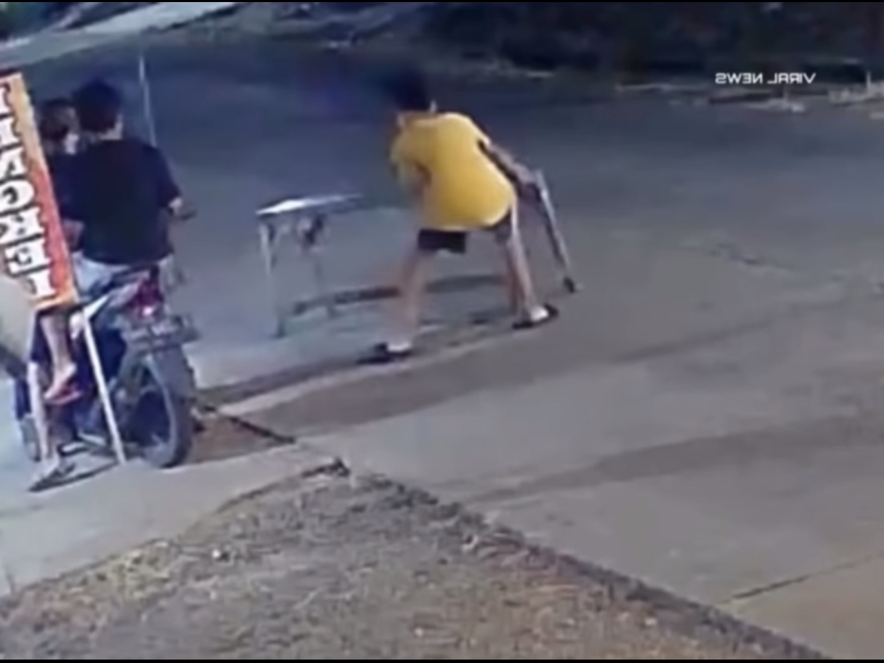 Ảnh thu nhỏ của 3 thanh niên để ghế ra  ngoài đường gây t/ai n/ạn