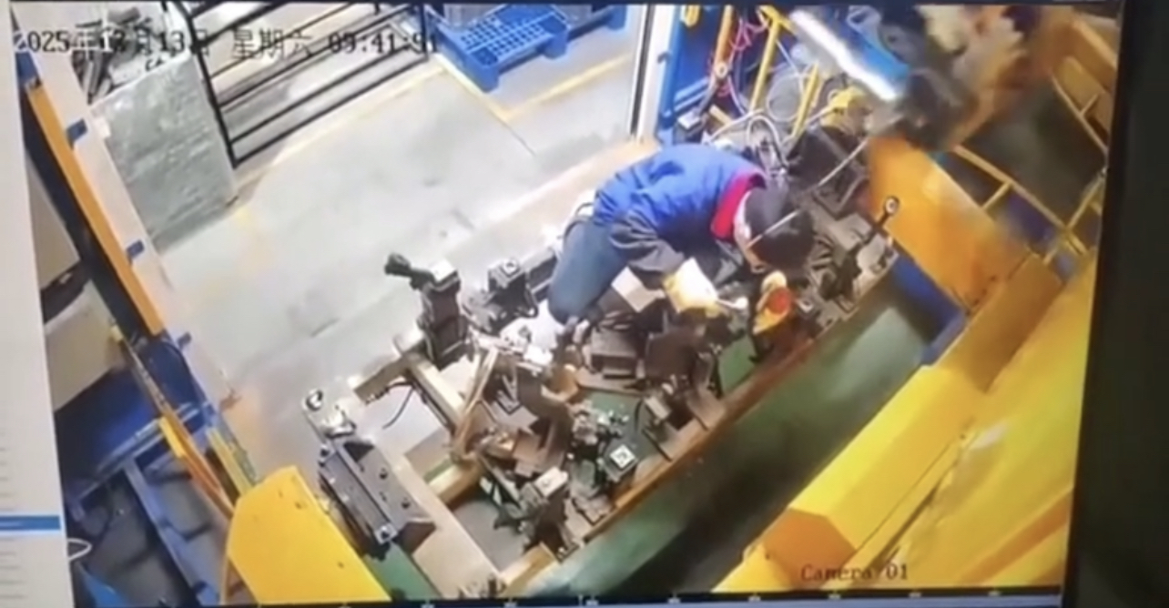 Ảnh thu nhỏ của Anh công nhân bị máy é/p