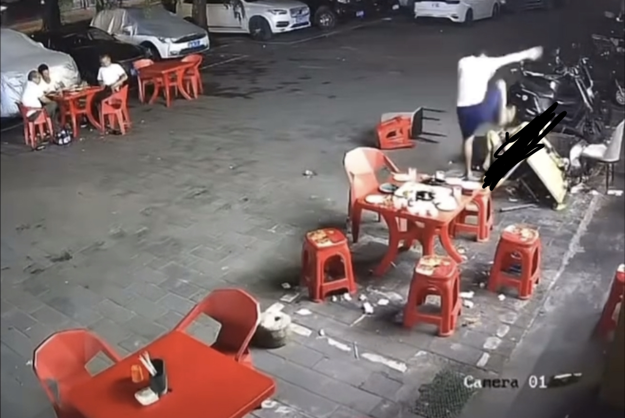 Ảnh thu nhỏ của Thanh niên uống lúa mạch trêu người đi đường,bị t/ươ/ng tác of li/ne 