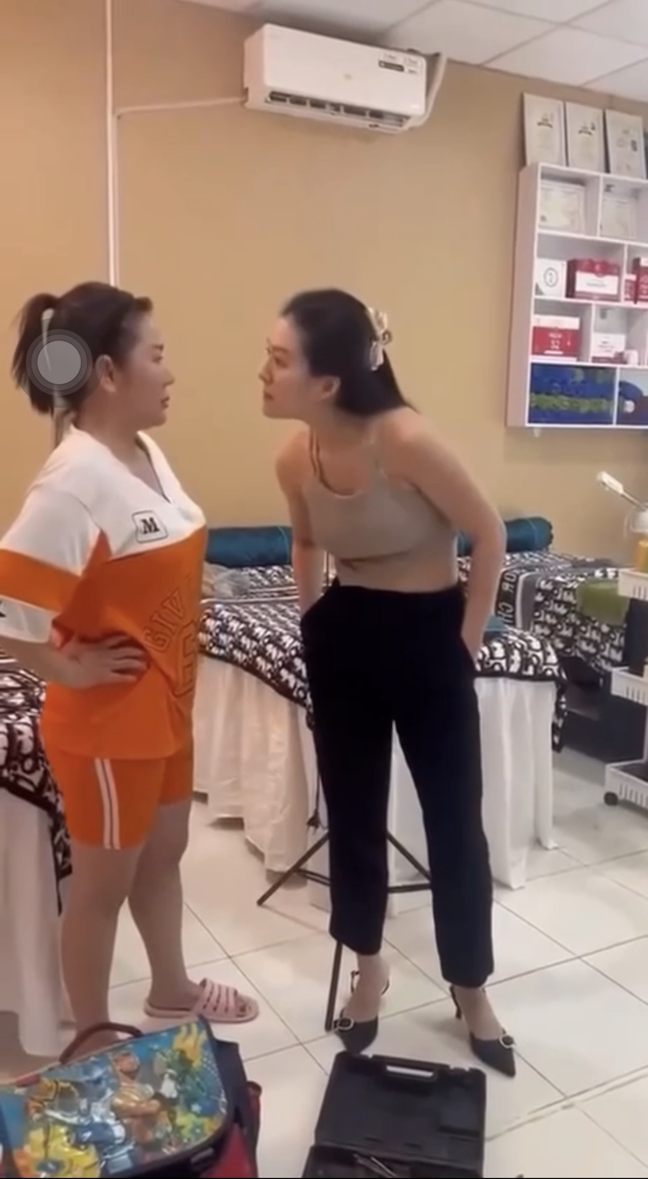 Ảnh thu nhỏ của Người y mới đến nhà người y cũ đòi điện thoại