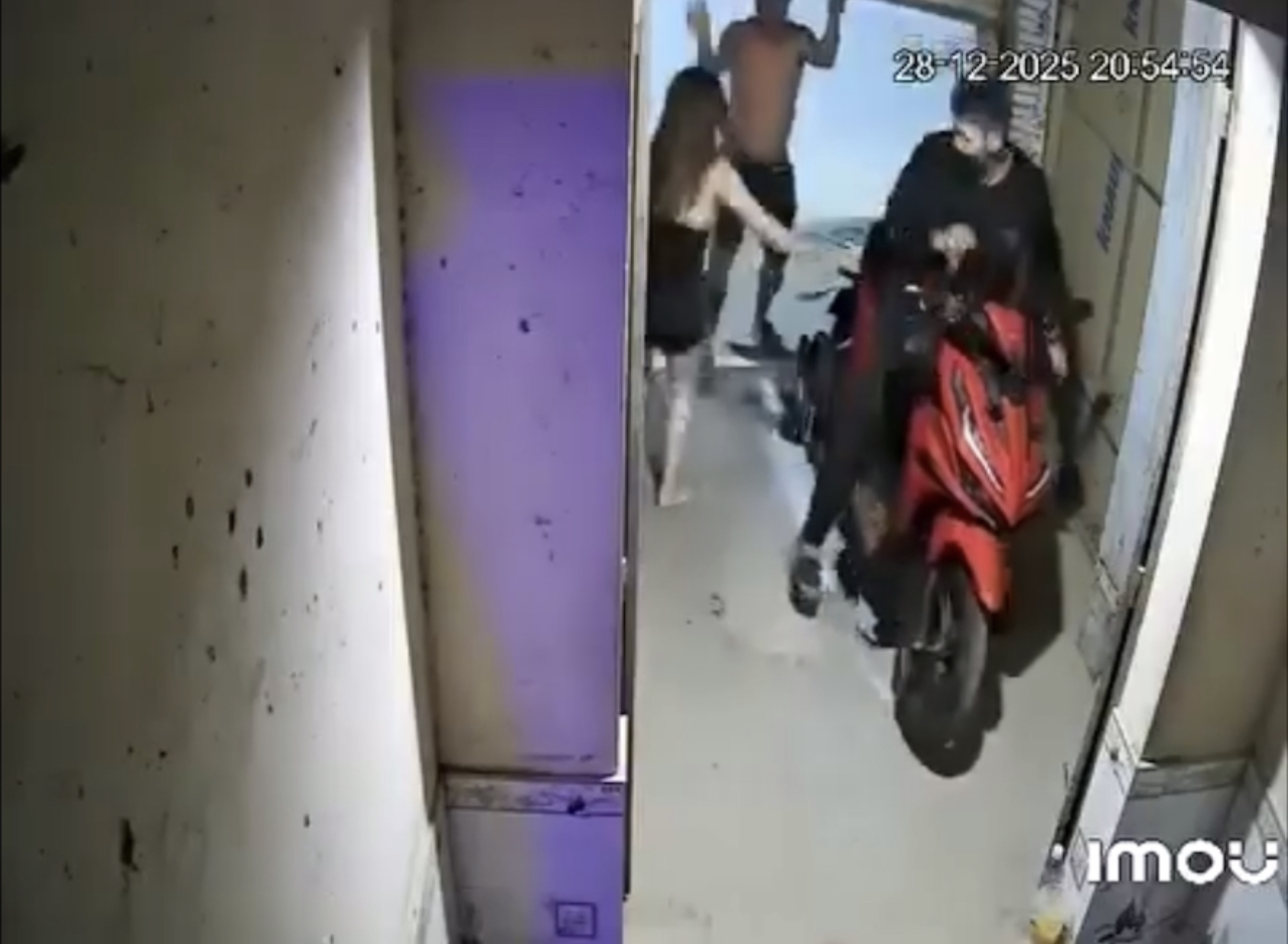 Ảnh thu nhỏ của Thanh niên mang chim đi súc bình xăng,tiện tay lấy ít đồ của chị đào