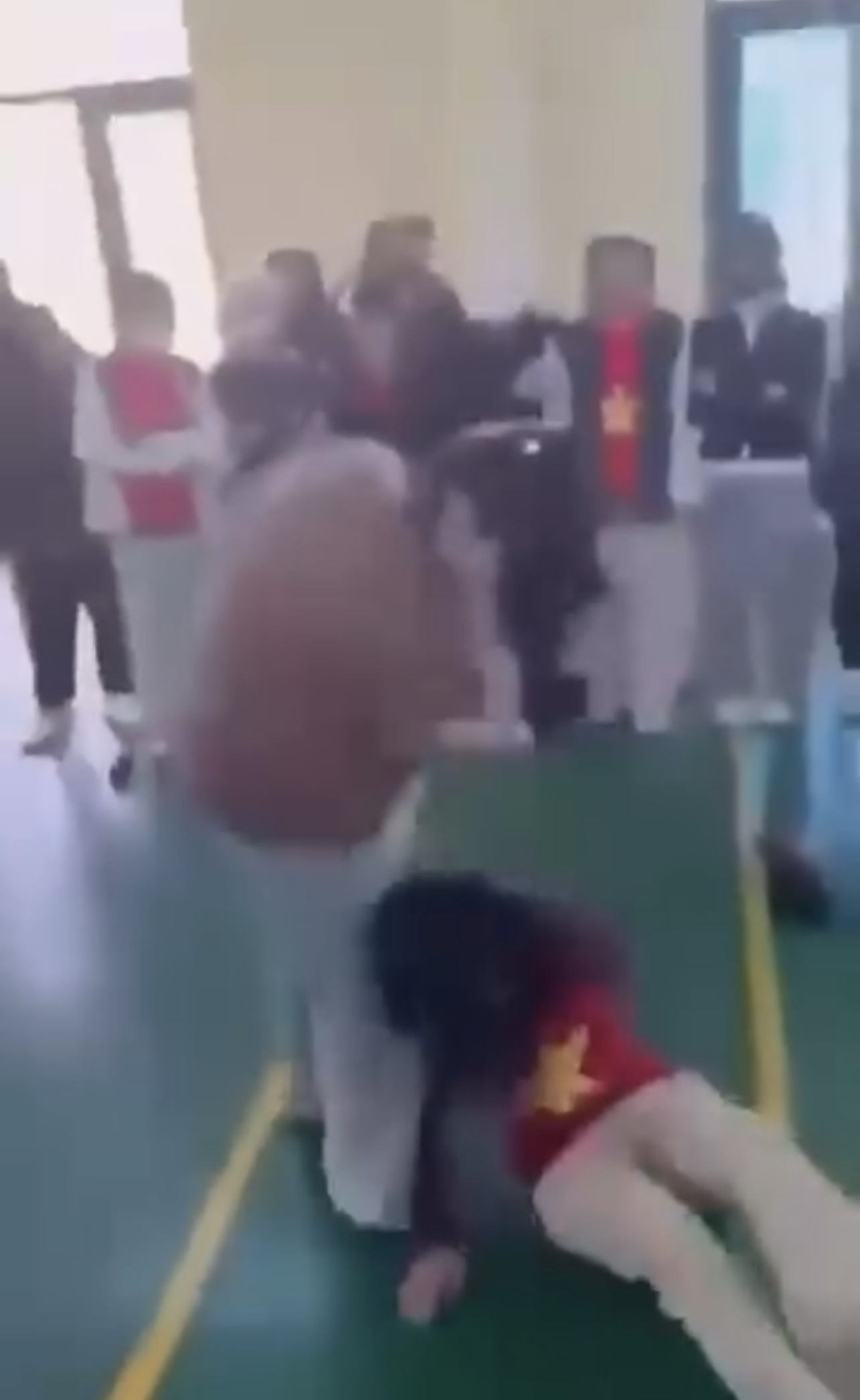 Ảnh thu nhỏ của Blhd vài chục em vây quanh tác động 1 em