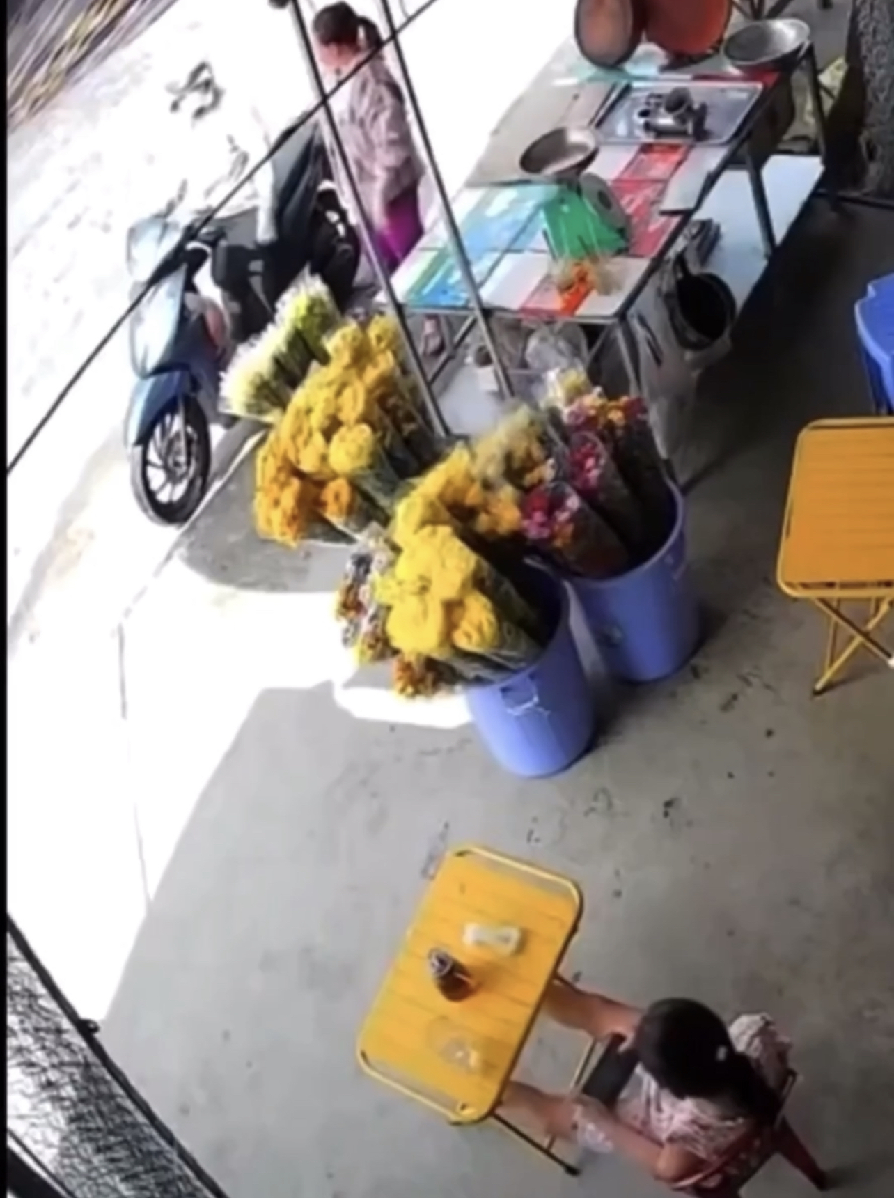 Ảnh thu nhỏ của Bánh xe công lao vào người phụ nữ