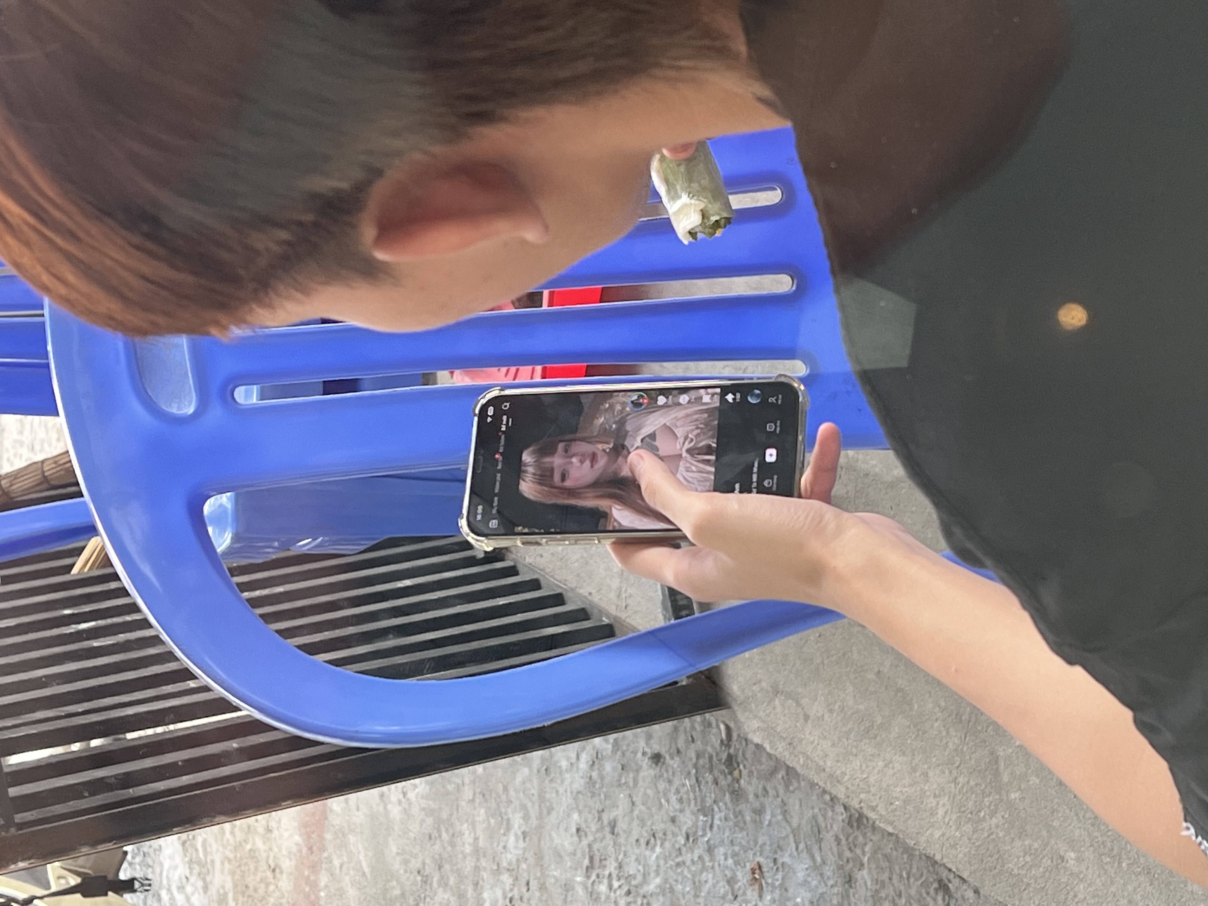 Ảnh thu nhỏ của Thanh niên bắt con sóc bỏ lọ