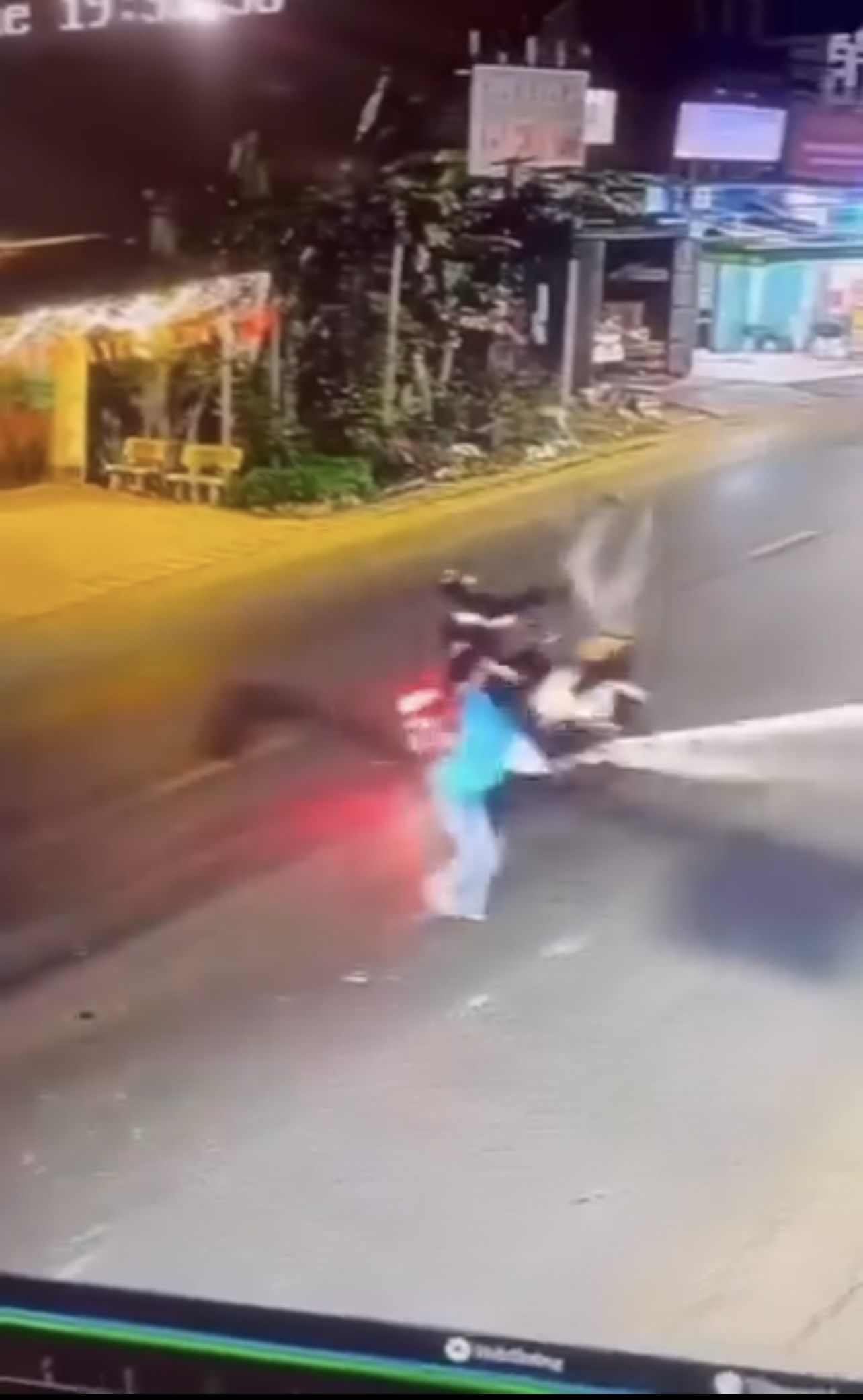 Ảnh thu nhỏ của Thanh niên bị t/ai n/ạn,bị ông áo khoác đỏ giả giúp tiếp cận lấy điện thoại